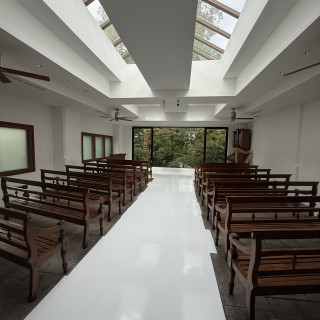 シンプルながら自然光と緑と白が美しいチャペル