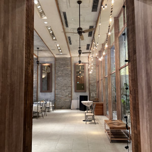 披露宴会場の入口。天井高くて圧迫感がない。|775109さんのTHINGS Aoyama Organic Garden.dthの写真(2558607)
