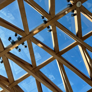 木目が特徴的なチャペル