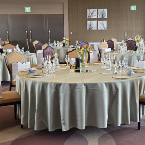 両側が全面窓のため、明るく会場が華やかです。|775168さんのロイヤルパインズホテル浦和の写真(2557787)