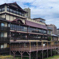 川側からの外観