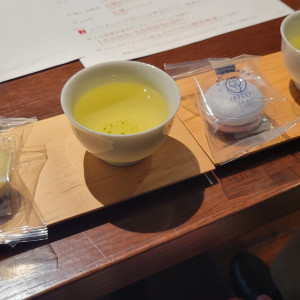 着席後、緑茶とお菓子をいただきました。|775175さんのFUNATSURU KYOTO KAMOGAWA RESORT（登録有形文化財）の写真(2557842)