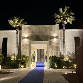 リゾート感ある入り口。ブルーカーペットが素敵。