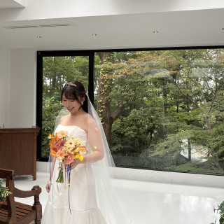 緑豊かなチャペル。白いドレスが映えます。