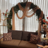 披露宴会場の新郎新婦の席