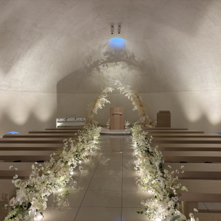 独特な形のチャペル。写真は陰で暗いですがとても綺麗です。