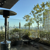 小さなテラスもあり、テラスから新郎新婦入場もできるそうです。