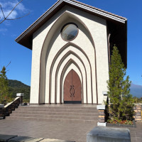 外観も白くて、山の上に建っている感じが、素敵。