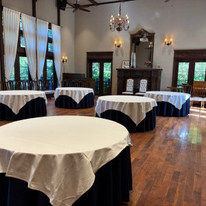 1つめの披露宴会場。床が木で落ち着く。窓も多い。|775227さんのルグラン軽井沢ホテル&リゾートの写真(2558192)