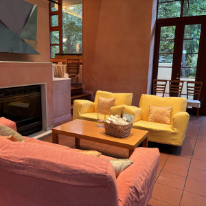 仕切りで分かれていて、ゲストとゆっくり話せるスペースがある。|775227さんの星野リゾート 軽井沢ホテルブレストンコートの写真(2558143)