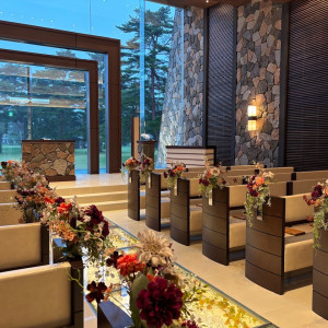 ゲストの座るところのバージンロード側のお花がきれい。|775227さんの軽井沢プリンスホテル フォレスターナ軽井沢の写真(2558186)