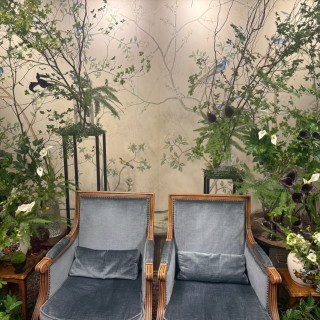 新郎新婦の椅子の周りの緑