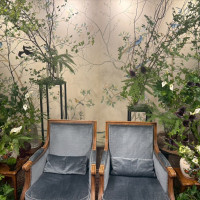 新郎新婦の椅子の周りの緑