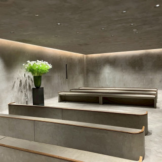 中央を向いて座る特徴的な参列席