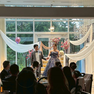 階段からお色直し入場