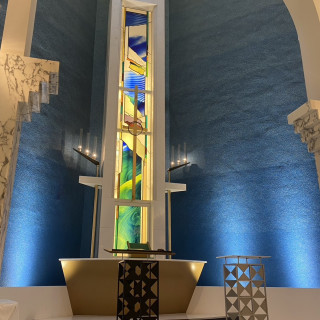 背景が青で白いウェディングドレスが映えました。