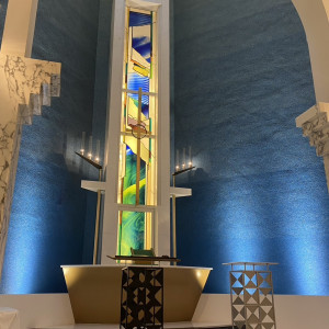 背景が青で白いウェディングドレスが映えました。|775312さんのホテルニューオータニ幕張の写真(2558855)