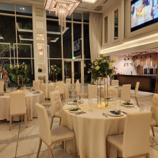 披露宴会場は白基調で雰囲気がよい。