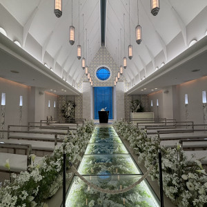 白基調で天井の高いチャペル|775334さんのTHE MARCUS SQUARE KOBE(ザ マーカス スクエア 神戸)の写真(2558995)