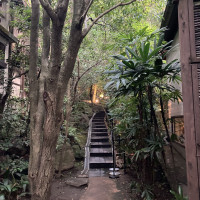 大きい会場から小さい会場に映る際の庭