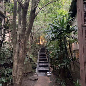 大きい会場から小さい会場に映る際の庭|775344さんのアカガネリゾート京都東山(AKAGANE RESORT KYOTO HIGASHIYAMA)の写真(2561241)