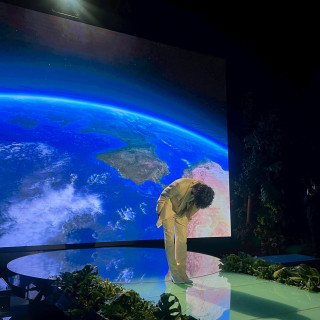 新郎登場する際の4Kハイビジョンの背景