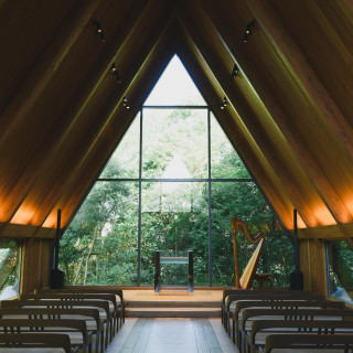 木の温もりに溢れたチャペルです