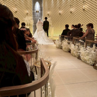 チャペルは白で上品な雰囲気、生演奏で感動