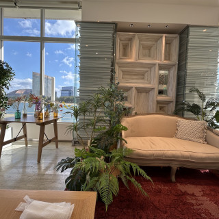 そのままだとこんな感じ。使う花やテーブルクロスは選べます