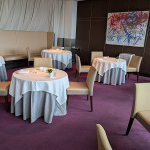 丸テーブルは小さめで、お話しやすいです。|775498さんのサンス・エ・サヴール(ひらまつウエディング)の写真(2560138)