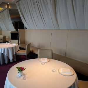 長椅子もあり、お子様も安心です。|775498さんのサンス・エ・サヴール(ひらまつウエディング)の写真(2560128)