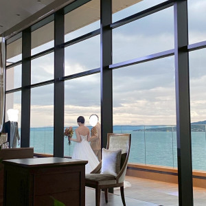 披露宴開宴時カーテンからサプライズ入場|775502さんのTHE BAYSUITE SAKURAJIMA TERRACE(ザベイスイートサクラジマテラス)の写真(2561710)