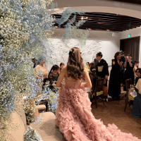 新婦の後ろ姿と雰囲気