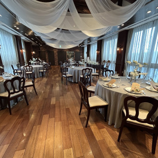 ブラウンとホワイトで統一されていてとても温かみのある会場です