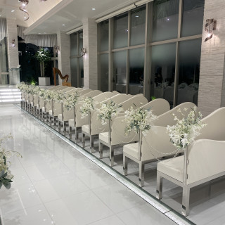 白が基調で明るく開放感のある挙式会場でした