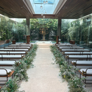 明るく、グリーンが取り入れられているナチュラルな雰囲気の式場|775533さんのAQUA GARDEN TERRACE（アクアガーデンテラス）/テイクアンドギヴ・ニーズウェディングの写真(2560321)