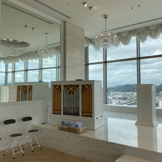 白い色合いの中に自然光が入る、美しい挙式会場でした！