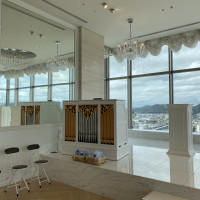 白い色合いの中に自然光が入る、美しい挙式会場でした！