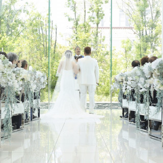 自然光が綺麗で明るいチャペルです。