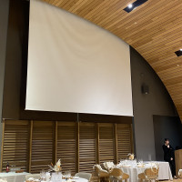 大きなスクリーンが2面にあります