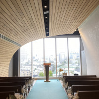 目の前に外の景色が見える窓があります