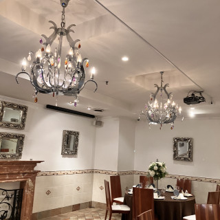 シャンデリアや暖炉のモチーフなどのある披露宴会場