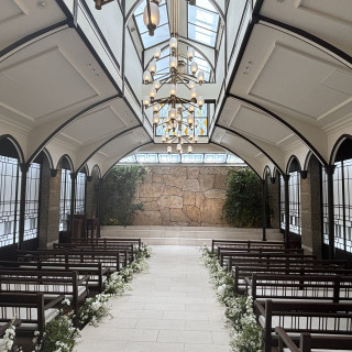 傾斜がついていてゲストの顔が見やすい。