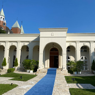 外観正面
ブルーのカーペットが素敵です