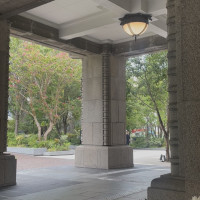 ほぼ外です、ここから新郎新婦が入場する姿が見れます