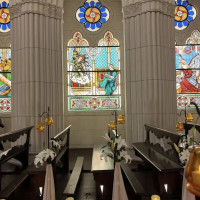 正面だけでなくサイドにもステンドグラス