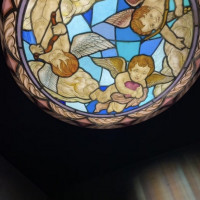 エレベーターにもステンドグラス風なデザイン