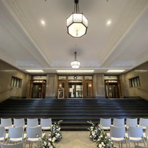 新郎新婦がこの階段に登るので後方でも顔が見えます|775617さんの東京九段会館テラスの写真(2564788)