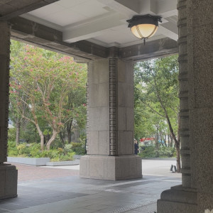 ほぼ外です、ここから新郎新婦が入場する姿が見れます|775617さんの東京九段会館テラスの写真(2564754)