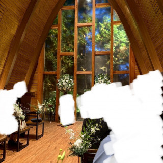 木の温もりを感じられるチャペル